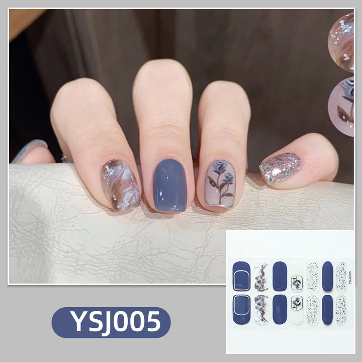 Kunstvolle Nagelverzierung mit Glitzerdetails Karnz