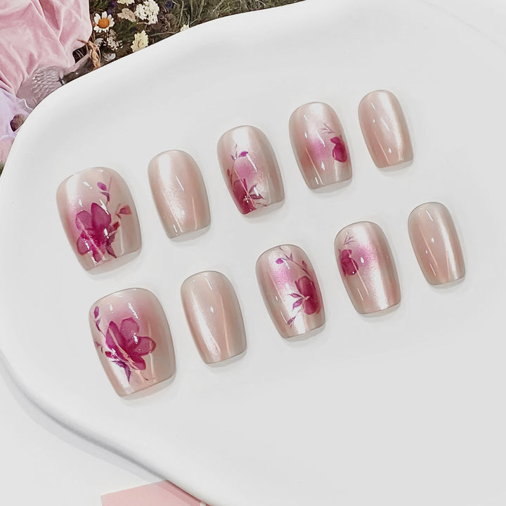 Künstliche Nagelspitzen mit floralen Akzenten Karnz