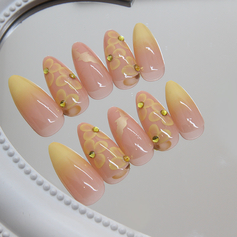 Kunstnagelset mit filigranen Blütenverzierungen und elegantem Glanz Karnz