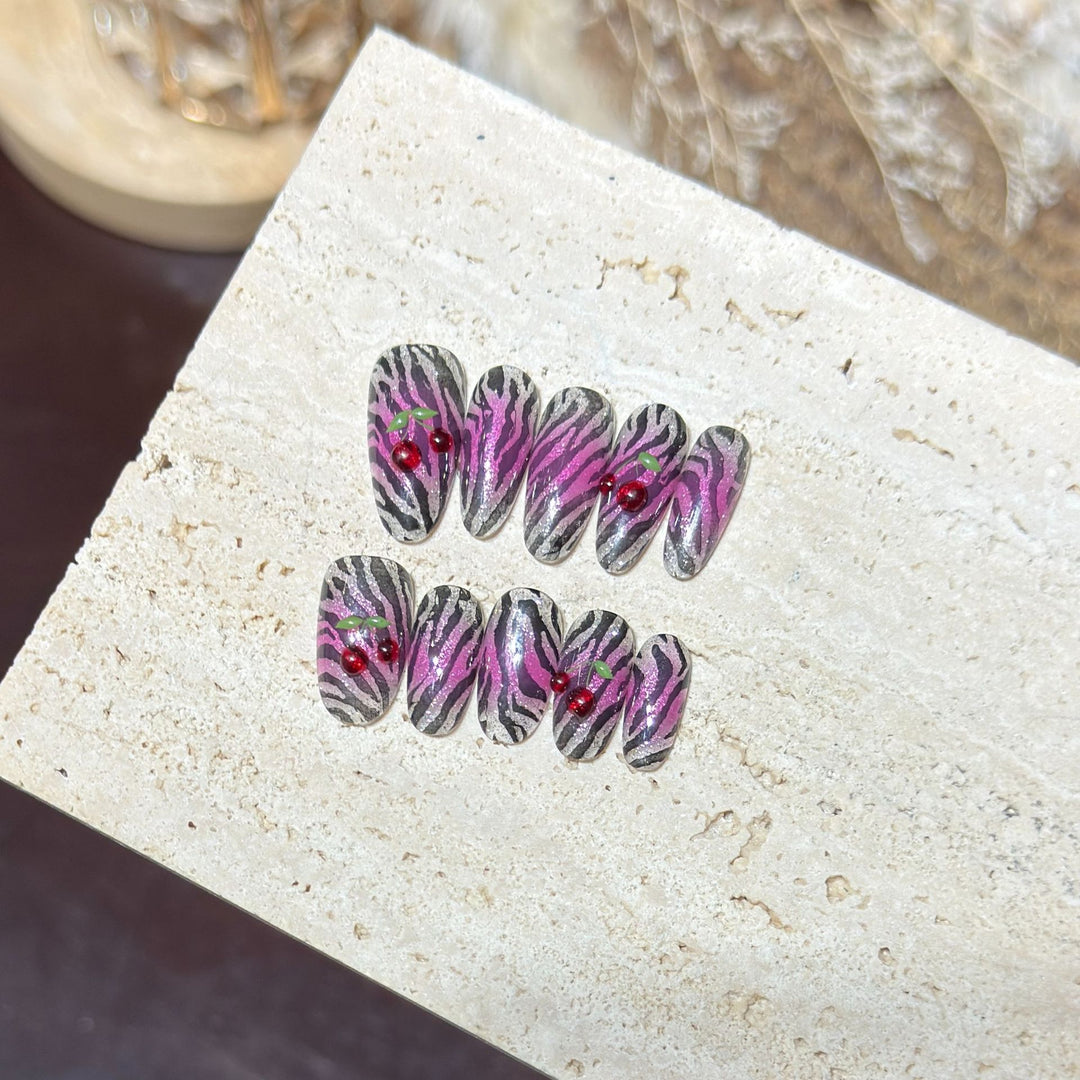 Künstlerisches Press-On-Nägel-Set mit Zebra- und Kirschdesign