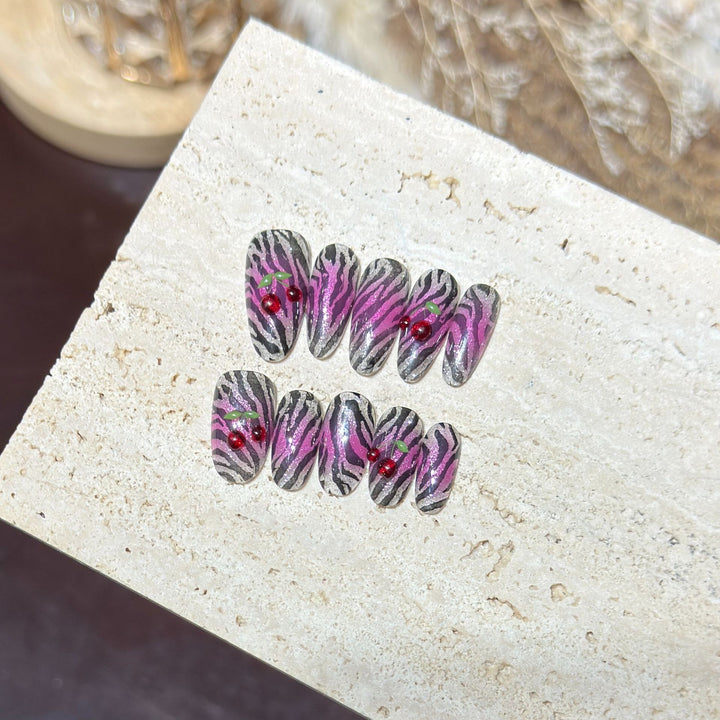 Künstlerisches Press-On-Nägel-Set mit Zebra- und Kirschdesign