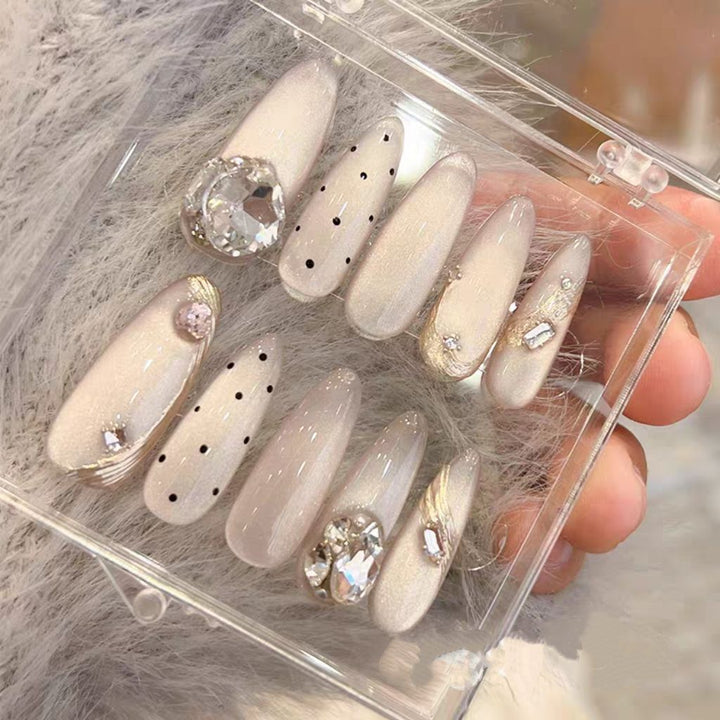 Dekorative Stiletto Nagel Kunstverlängerungen mit Strassakzenten