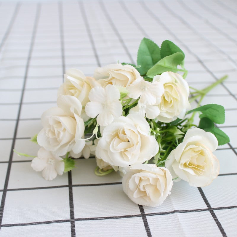 Realistischer Blumenstrauß mit lebensechten Rosen