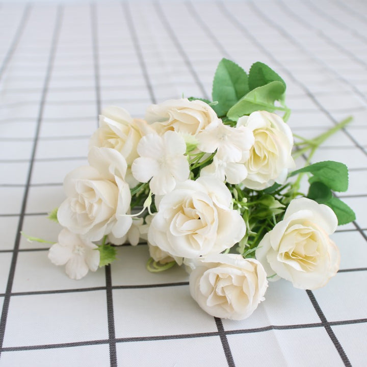 Realistischer Blumenstrauß mit lebensechten Rosen