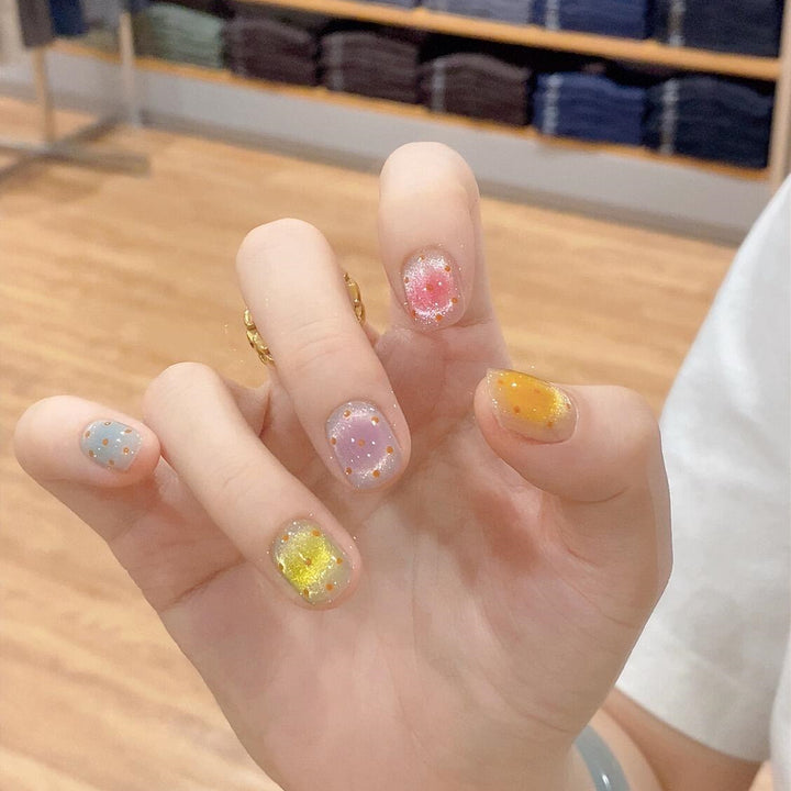 Glitzernde Kunstnagelspitzen Im Fröhlichen Design Karnz