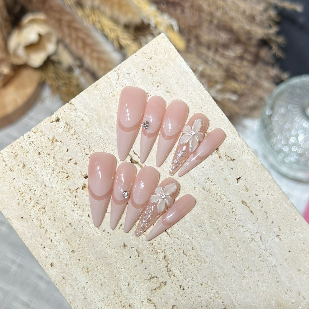 Elegantes Stiletto Press-On Nagelkunstset mit floralen Akzenten Karnz