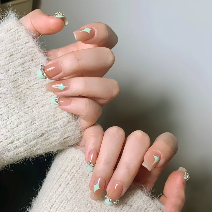 Kunstnagelset mit eleganten geometrischen Verzierungen Karnz