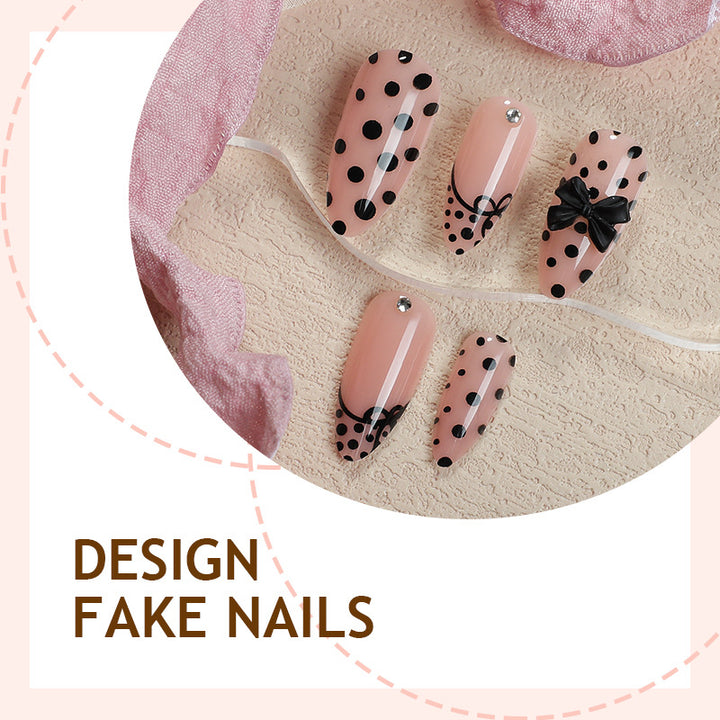 Kreatives Kunstnagelset mit eleganten Punkten und Schleifenverzierungen Karnz