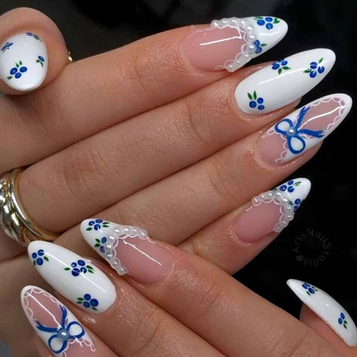 Kunstnägel mit Romantischem Blumen- und Schleifendekor Karnz