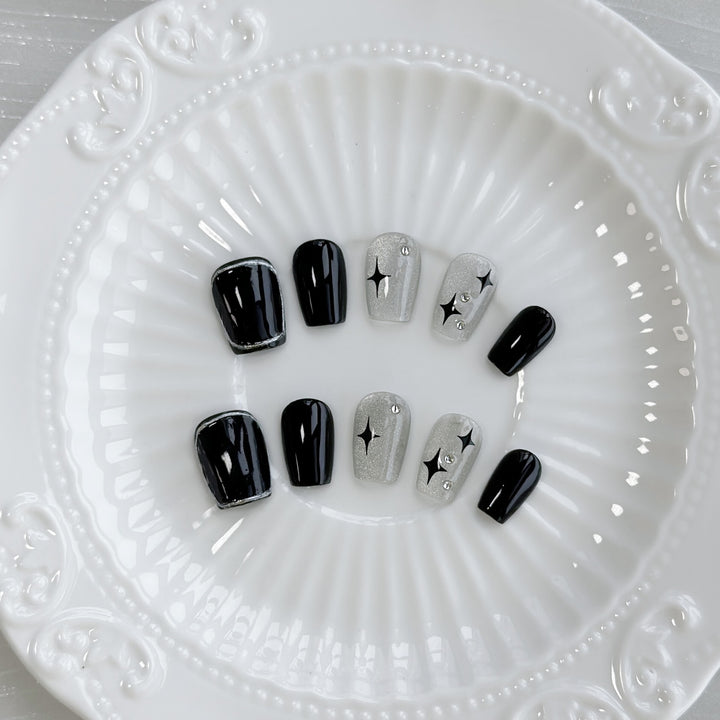 Glamouröse Press-On-Nagelset mit schimmernden metallischen Akzenten