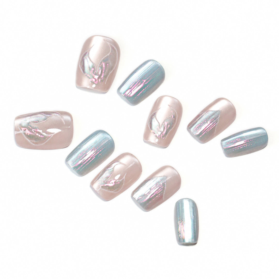 Kunstvolle Nagelspitzen mit floralem Design Karnz