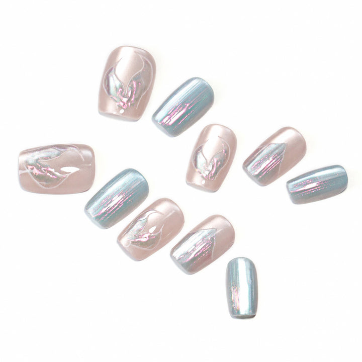 Kunstvolle Nagelspitzen mit floralem Design Karnz