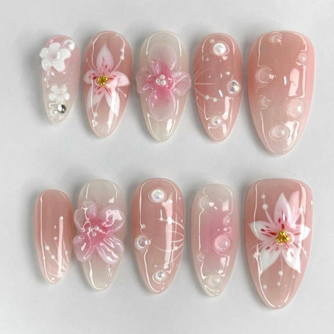 Kunstvolle und kreative Nagelverlängerungen mit floralen Akzenten Karnz