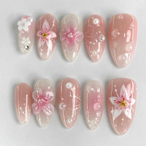 Kunstvolle und kreative Nagelverlängerungen mit floralen Akzenten Karnz