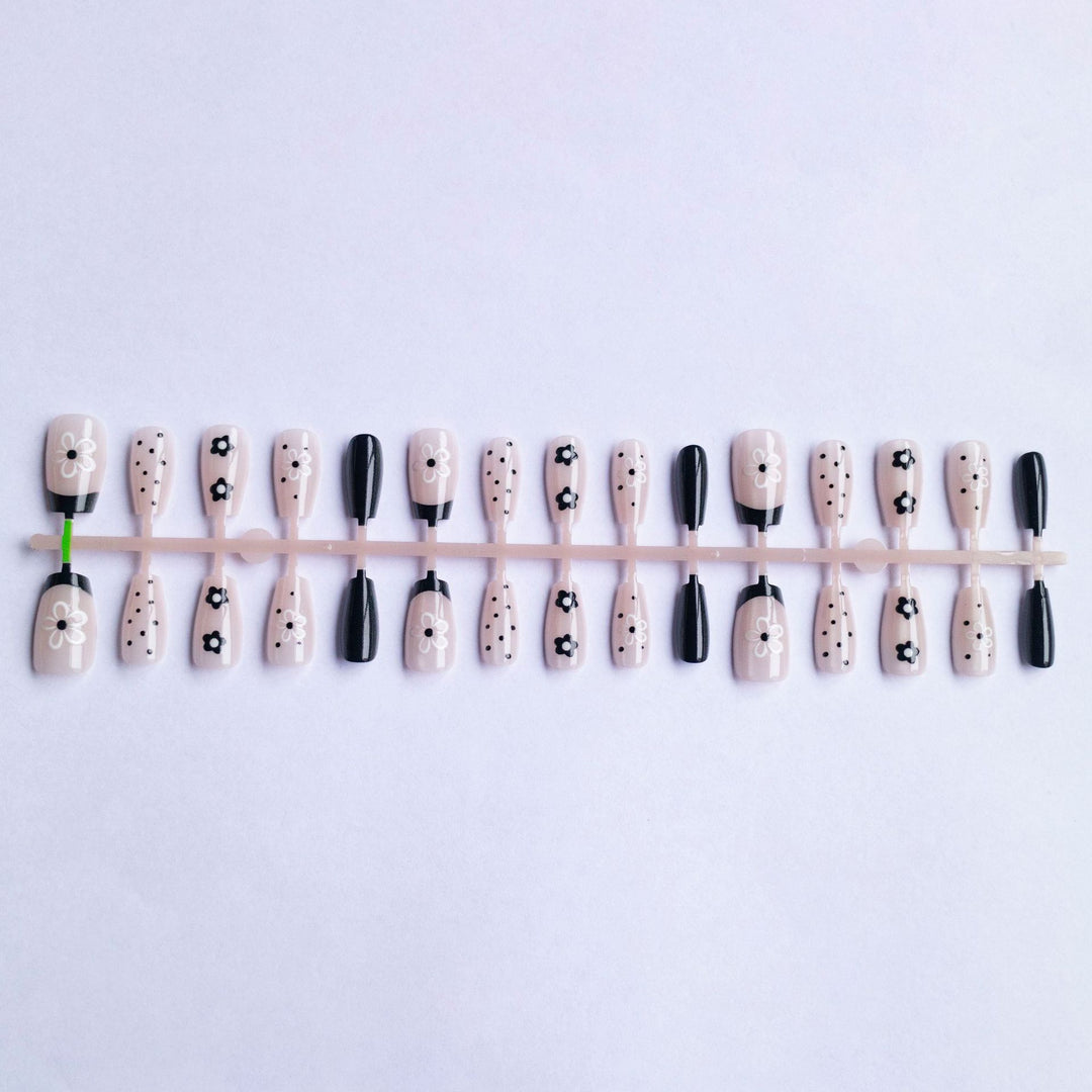 Stylisches Blumen-Nagelkunst-Set