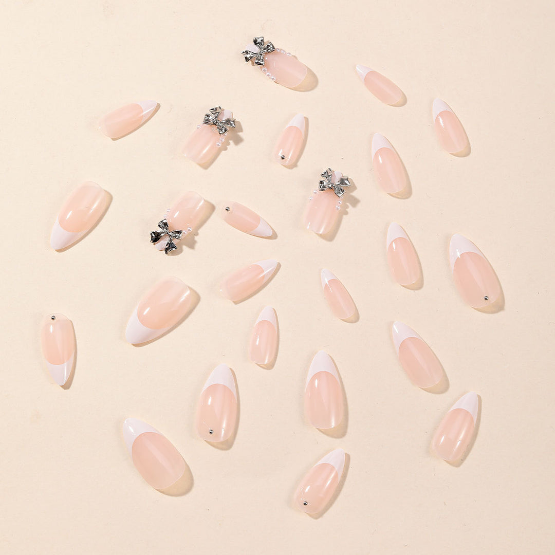 Elegante Stiletto Nagelkunst mit Strass-Akzenten Karnz
