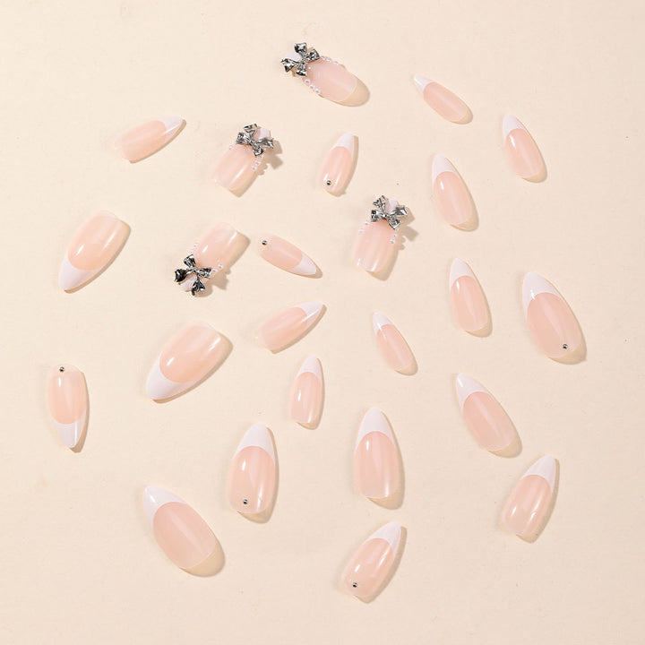 Elegante Stiletto Nagelkunst mit Strass-Akzenten Karnz