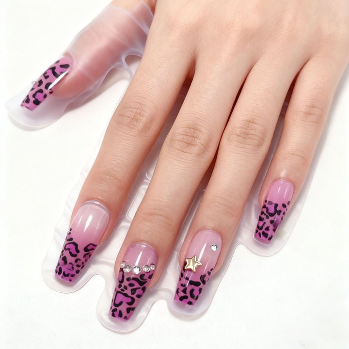 Frühlingshafte Nagelkunst mit Blumenapplikationen Karnz