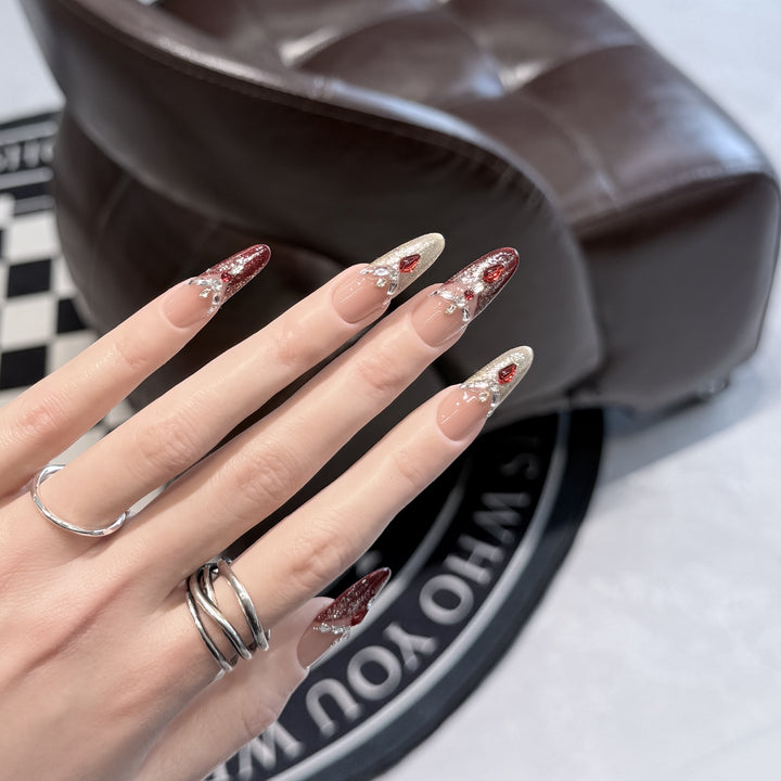 Dekoratives Stiletto Press-On Nagelset mit Edelsteinakzenten Karnz