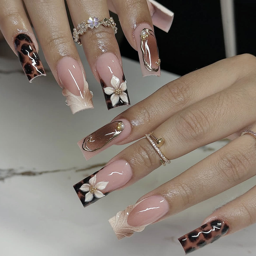 Künstlerische florale und abstrakte Nagelkunstverlängerungen Karnz