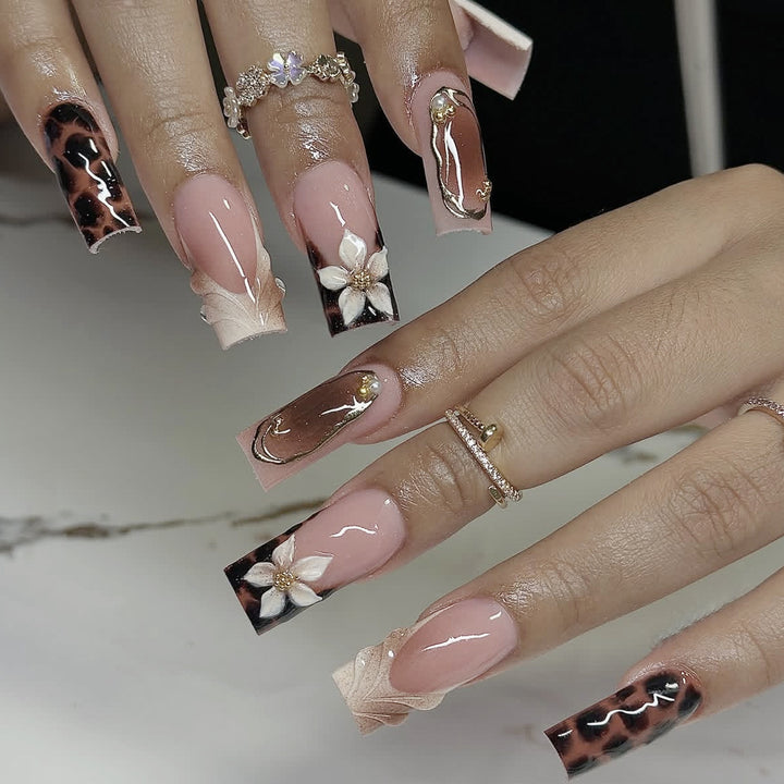 Künstlerische florale und abstrakte Nagelkunstverlängerungen Karnz