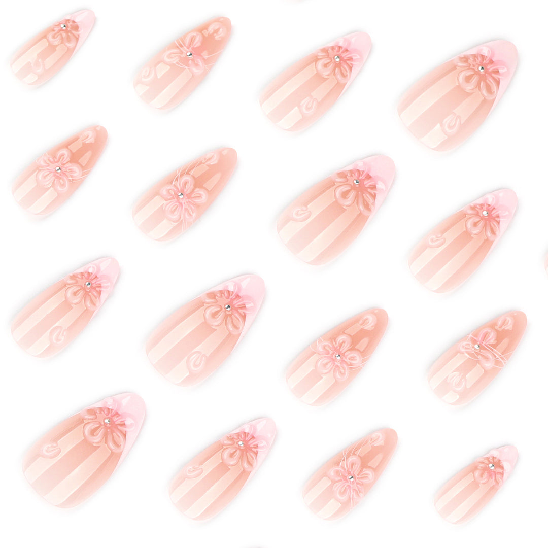 Kunstvolle Nagelverlängerungen mit floralen 3D-Details Karnz