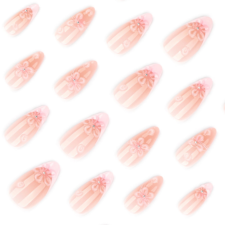 Kunstvolle Nagelverlängerungen mit floralen 3D-Details Karnz
