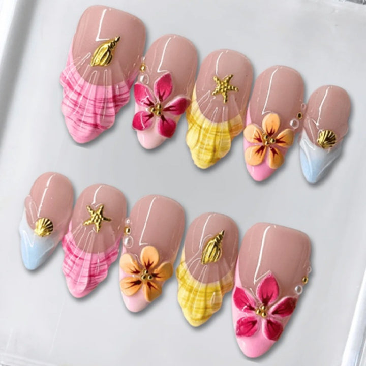 Kunstnagelset mit farbenfrohen Blütenmotiven und Glitzerdetails Karnz