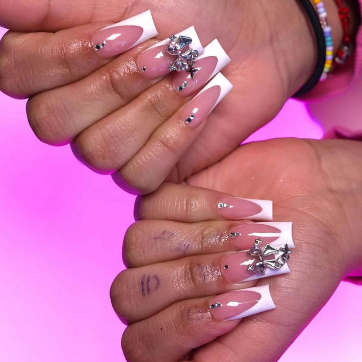 Kunstnagelset mit luxuriösen French-Spitzen und eleganten Verzierungen Karnz