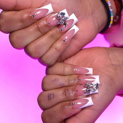 Kunstnagelset mit luxuriösen French-Spitzen und eleganten Verzierungen Karnz