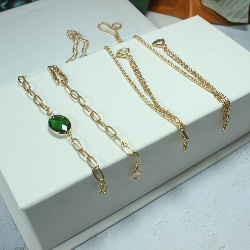 Elegante Kette mit Grünem Stein und Goldenen Akzenten Karnz