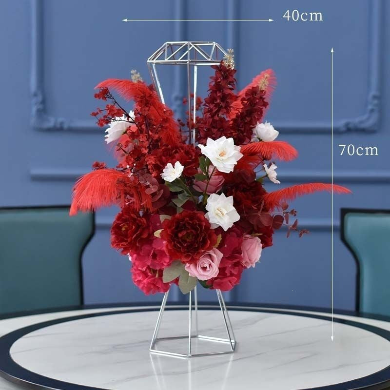 Luxuriöse Blumenmittelstück mit modernem Metallfuß