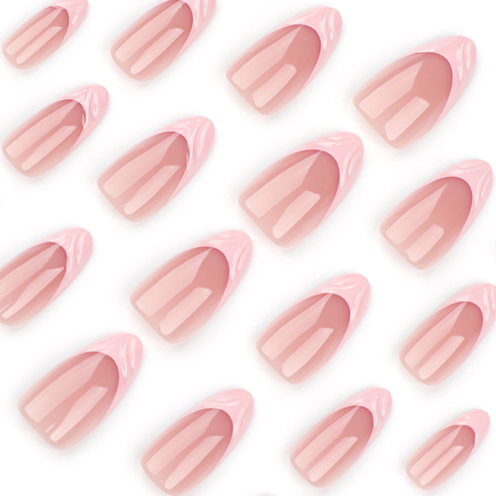 Nagelkunst im eleganten French-Tip Design Karnz