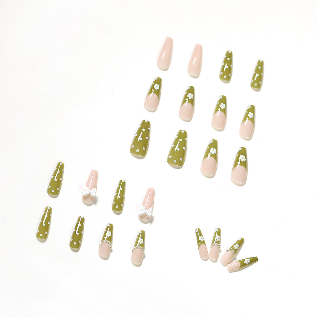 Kunstvolle Nagelverlängerungen mit zartem Blumendesign Karnz