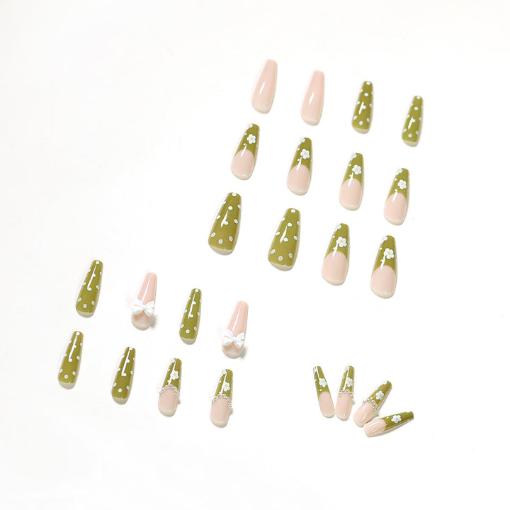 Kunstvolle Nagelverlängerungen mit zartem Blumendesign Karnz
