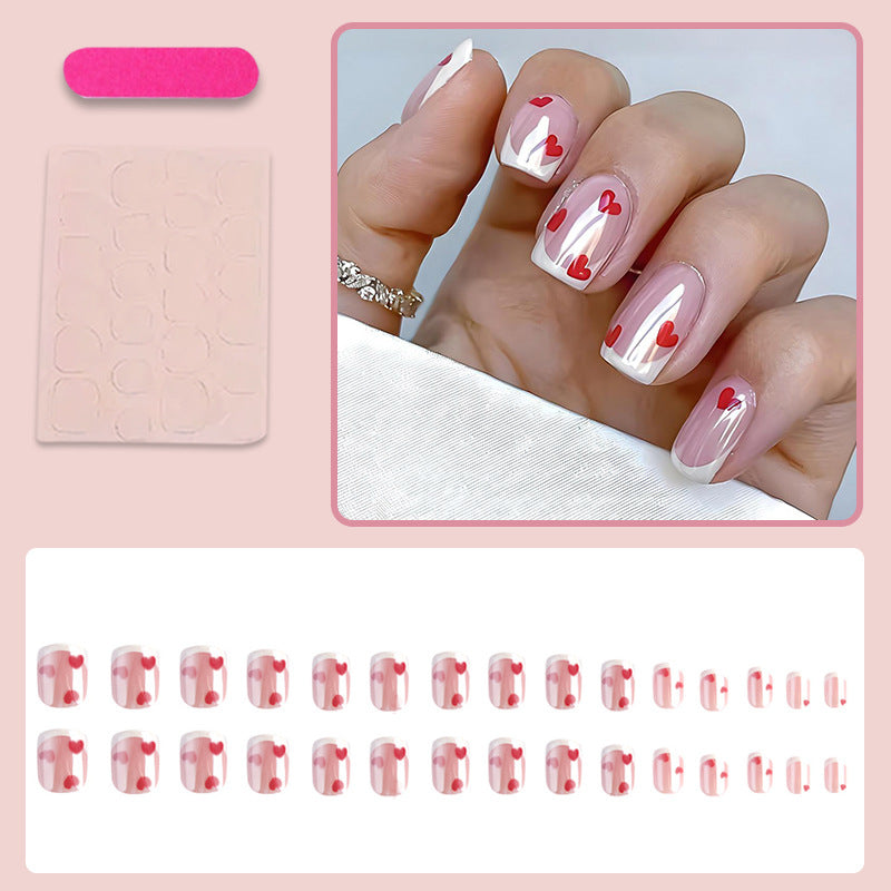 Kunstnagelset mit romantischen Herzen und eleganten French-Spitzen Karnz