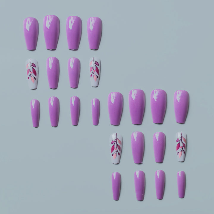 Künstlerische florale Nagelkunst