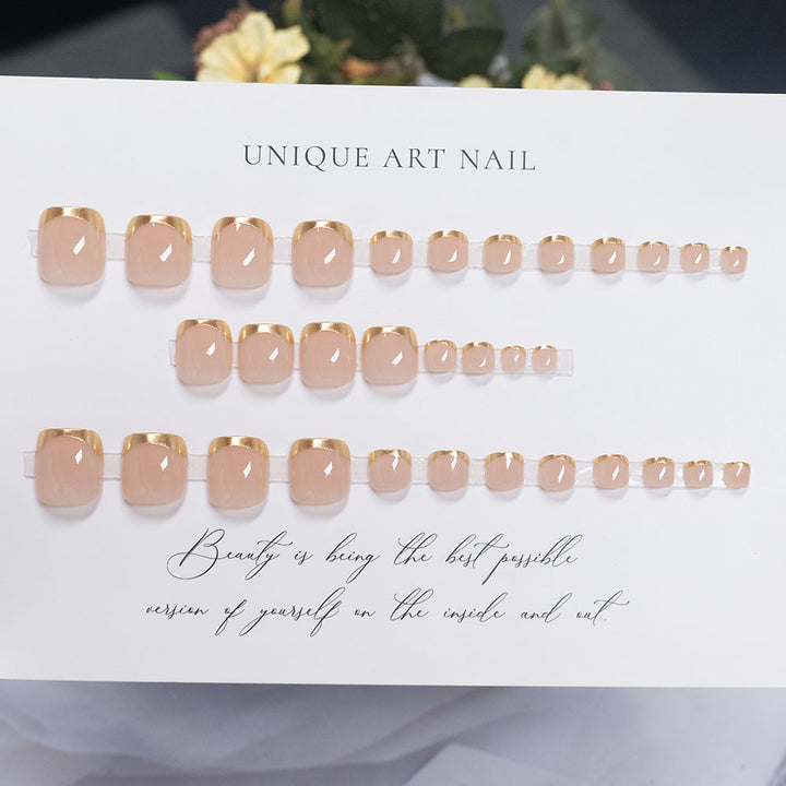 Press-On Nagelkunst mit eleganten goldenen Akzenten
