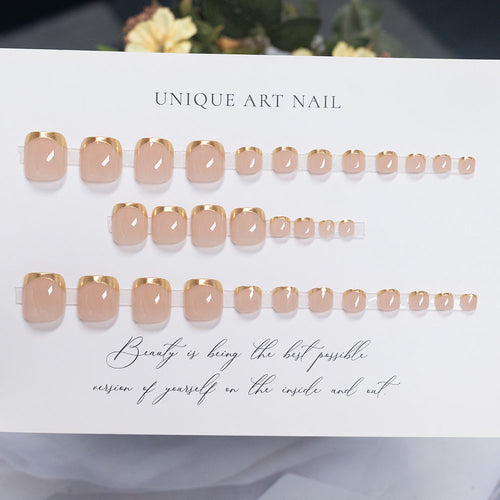 Press-On Nagelkunst mit eleganten goldenen Akzenten