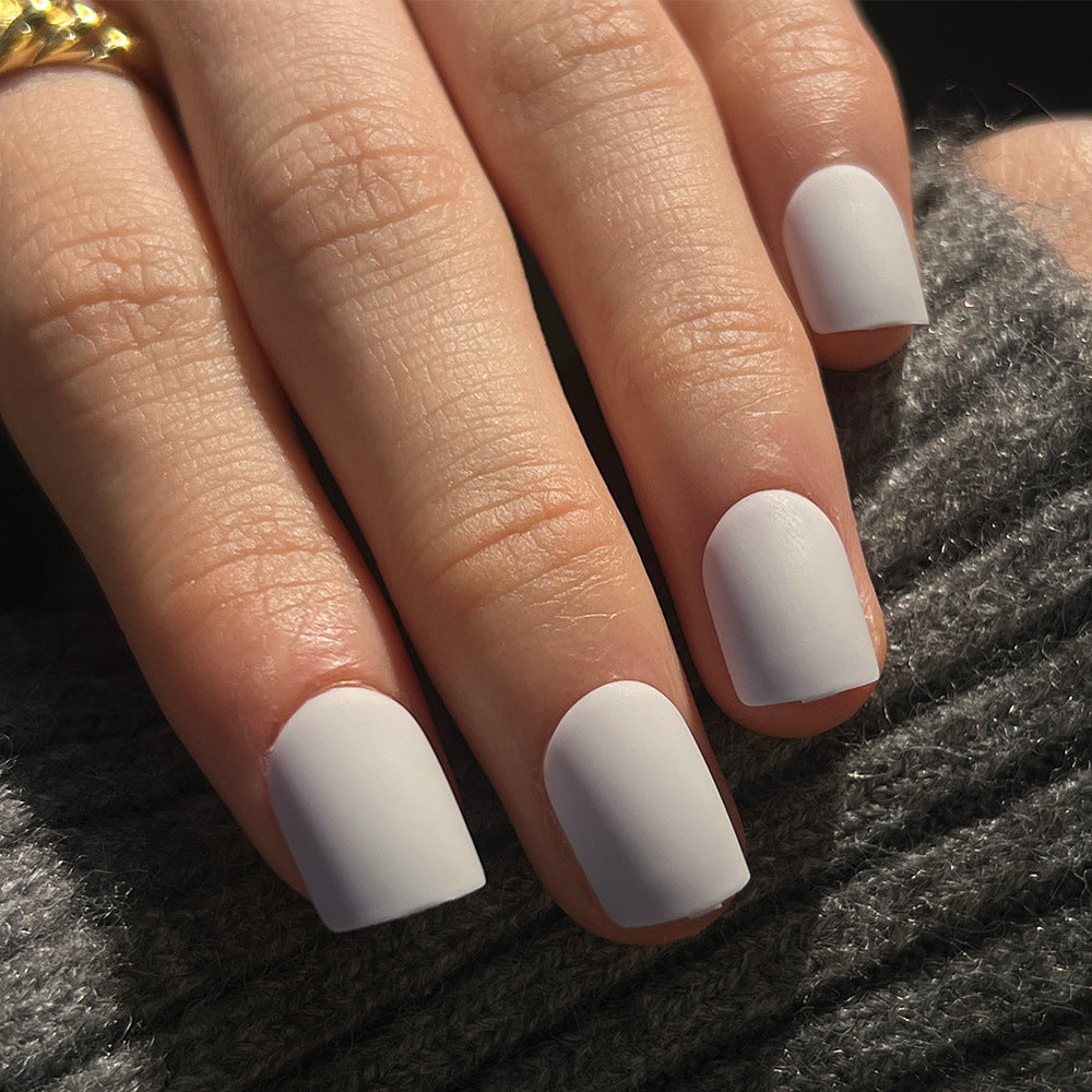 Künstliche Nagelkunst mit mattem Finish Karnz