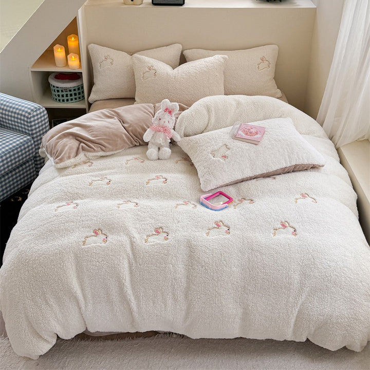 Plüsch-Steppbett-Garnitur mit Kaninchen-Stickerei und Sherpa-Oberfläche