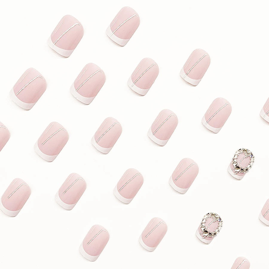 Kunstnagelset mit Elegantem French Design und Strassverzierungen Karnz
