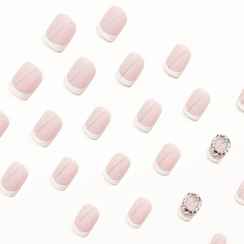Kunstnagelset mit Elegantem French Design und Strassverzierungen Karnz