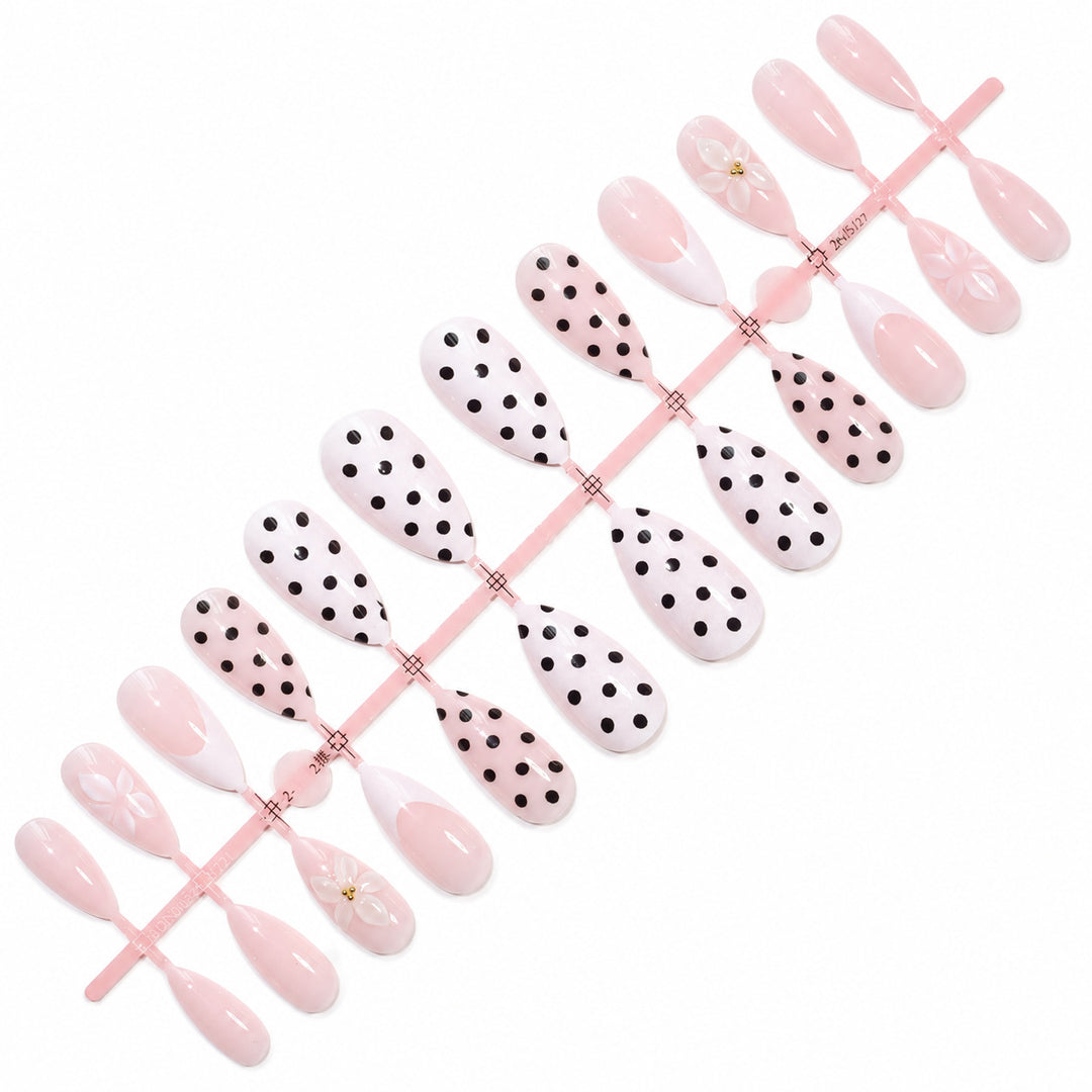 Premium Nageldesign mit Punkten und Blüten Karnz
