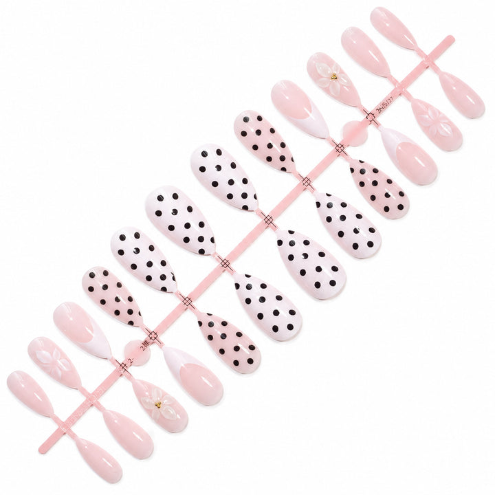 Premium Nageldesign mit Punkten und Blüten Karnz