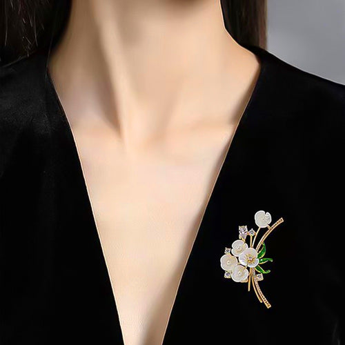 Exquisite Blumenbrosche Karnz