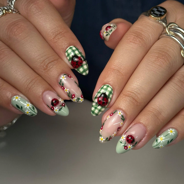 Künstlerisches Press-On Nagelkunst-Set mit floralem Marienkäfer-Design Karnz