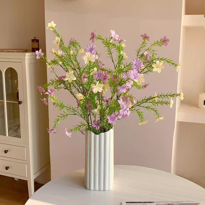 Lebensechte Blumenarrangement mit eleganter Vase