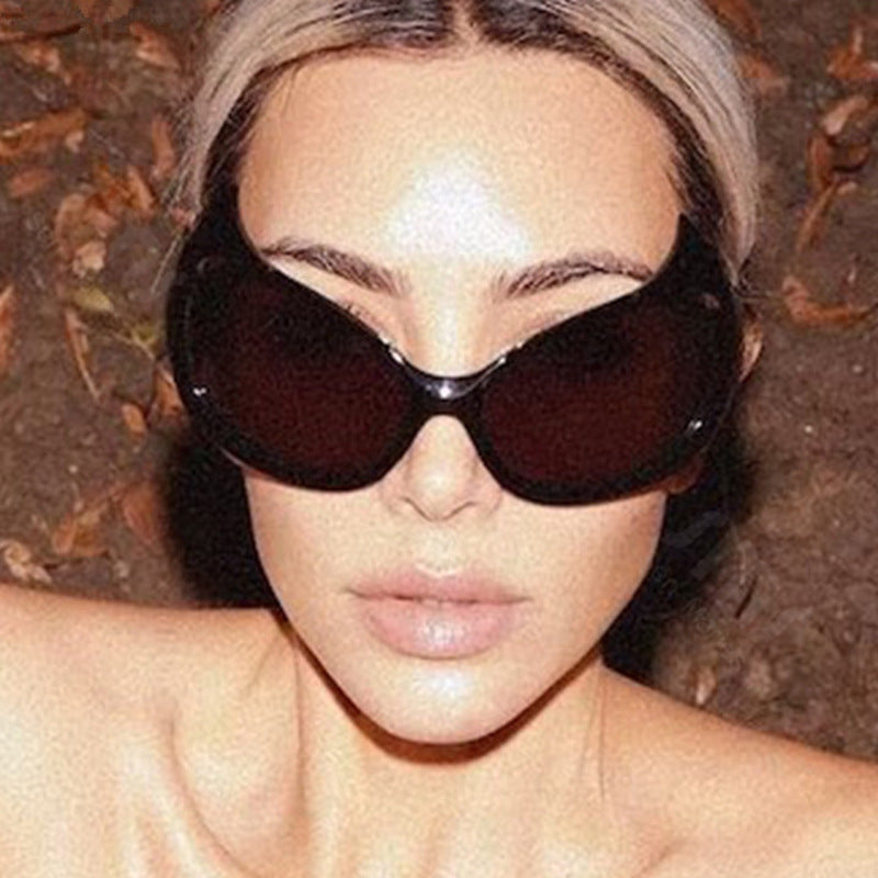 Damen futuristische Sonnenbrille mit stylischem Design und schützendem UV-Filter Karnz