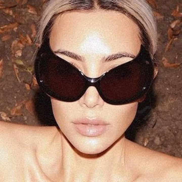 Damen futuristische Sonnenbrille mit stylischem Design und schützendem UV-Filter Karnz